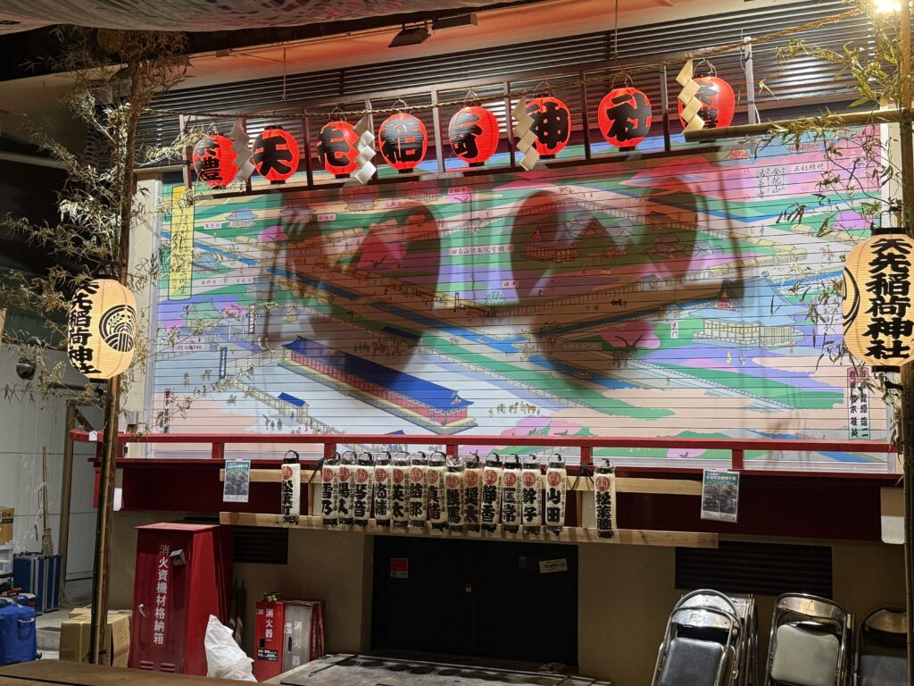 矢先稲荷神社例大祭の灯りが少なくなっていく境内