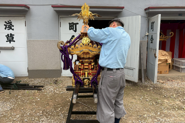 今戸神社境内で神輿の準備が進む様子