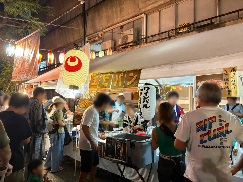 東本願寺盆踊り2026の出店が並ぶ様子